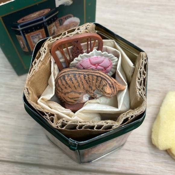 Vintage Enesco Ivory Cats Christmas Ornament and Decorative Tin - Picture 7 of 7